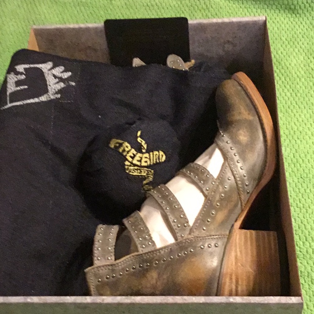 NIB FREEBIRD by Steven Stylish Gray Buckle Ankle Boots - Picture 6 of 8